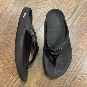 OOFOS OOlala Luxe Black Sandals Women 7 EU 38